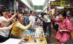 통영 시장 상인들과 인사 나누는 박 대통령