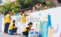 칙칙한 담장에 동화 벽화