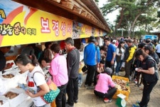 울진금강송 송이축제, 관광객 눈길 사로잡아