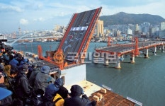 47년 만에 다시 상판 들어올린 영도다리