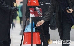 구세군 냄비를 달구는 온정의 손길