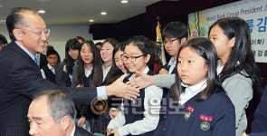 용강中 학생들에 “글로벌 리더 되세요”