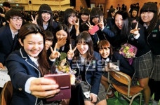 2014년 전국 첫 졸업식… 친구들과 찰칵