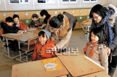 “엄마, 여기가 내가 공부할 교실이야?”