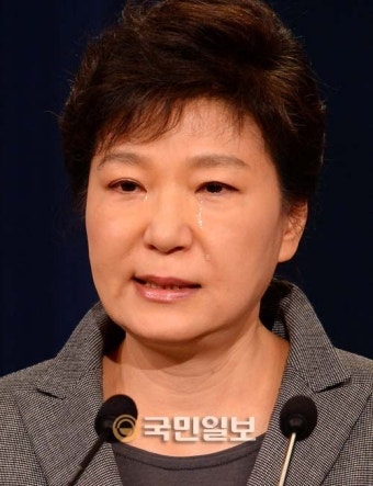 눈물흘리는 박근혜대통령