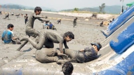 [休∼ 떠나요] 순천시, 순천만 갯벌 ‘거차뻘배 체험’ 큰 인기