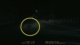 [영상] 인천 맨홀 뚜껑 열고 나타난 괴한? 궁금증 폭발