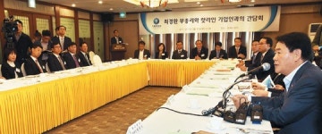 최경환 부총리-핫라인 기업인 40명 간담회 공개… 권오현·정진행·전인성·황각규 등 참석