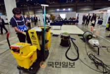 [포토]제 6회 국제빌딩관리산업전, 청소시연 선보이는 참가자