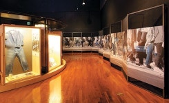 ‘현대의 민속품’ 청바지와 정수기, 미술관에 입성하다