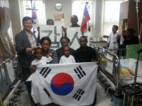 원더걸스,아이티 심혈관 어린이들 위문예배