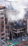 [의정부 아파트 큰 불] 10여분간 신고 없어… 1.2m 옆 건물 순식간에 번져