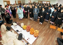 강릉 위촌리 400년 전통 특별한 ‘세배’… 주민들 마을 어른께 합동 도배식