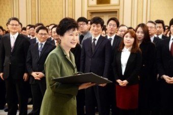 취임 2주년 맞은 박 대통령 “새 각오로 경제혁신 이뤄야”