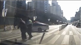 센스 경찰… 횡단보도 건너는 할아버지 위해 도로 차단