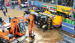 주말 강남 한복판 지반 침하 이어 신촌 현대百 앞 도로도 ‘와르르’… 차량 전복