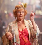 007 시리즈의 카리스마 넘치는 주디 덴치 ‘에시오 트롯’ 사랑스러운 캐릭터로 돌아오다