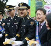 제복 입은 최시원·최강창민, 뭘 입어도 멋있네