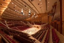 롯데 콘서트홀의 참고사례, 국내외에서 기업이 운영하는 비상업적 공연장은 어디?