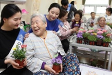 요양병원 어르신들에게 봄꽃 전달한  구미대 학생들