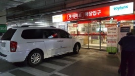 “대형마트 입구에 딱!” 무개념 주차 사진에 네티즌 공분