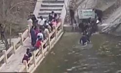 [영상] 연못에 빠진 13세 소녀...3명의 청년이 뛰어들었다