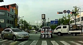 ［영상］“나만 먼저 가면 돼”… 교차로 ‘길막’ 1인자