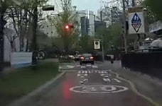 [영상] 스쿨존서 가관인 어른들, 아이가 손 흔들었지만…