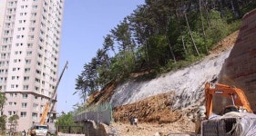 [포착]마른 하늘에 날벼락 '아찔'…거제 아파트 뒷산 산사태