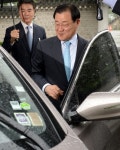 [포착]빈손으로…손수 운전하고 청와대 떠나는 이병기
