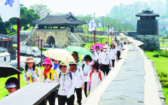 [포토] 수원 화성 성벽길 걷는 문화관광해설사들