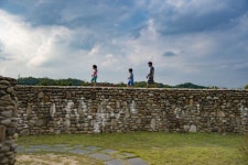 충주 돌미로 담 위를 걷는 가족