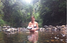 숲 속 개울에서 아기를 낳는다?…美여성 자연 출산 영상