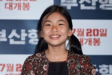 ‘부산행’ 천재 아역 김수안… 송중기·박보검과 한 식구