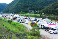 [포토] 캠핑장? 주차장?… 홍천강변의 피서 행렬