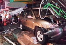 천안 공설시장서 RV차량 식당·주택 돌진