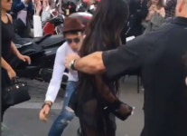 [영상] 킴 카다시안 엉덩이에 입맞추려던 유명 스토커