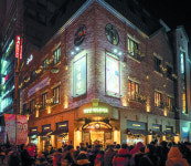 [책과 길-우리가 사랑한 빵집 성심당] “서울도, 대기업도 싫어” 동네 지킨 빵장수 이야기