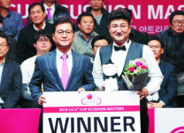 [앵글속 세상] 당구 ‘킹’ 누구냐！ 쇼핑몰서 한판