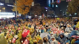 서울은 비가 안온답니다…광주 금남로에 4만명의 촛불