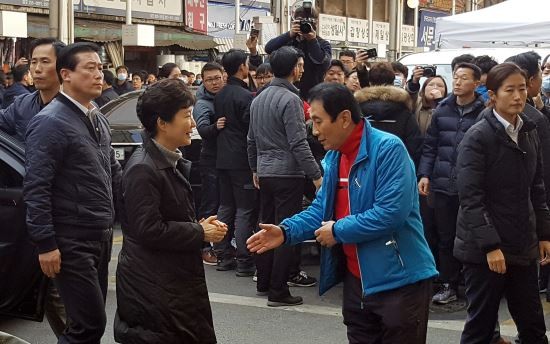 박근혜 전 대통령, 대선 사흘 앞둔 대구 서문시장 방문으로 김문수 후보 지지 강조
