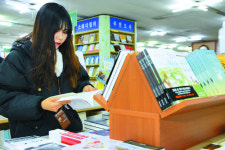 두툼한 벽돌책 등 각양각색 책들에 행복했다