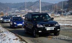 교회 향한 농로 따라 차량 수백 m씩 꼬리 무는 이유