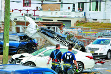 [포토] 美 주택가 날벼락… 조종사는 생존