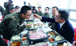 [포토] 장병들 “우리는 지금 삼겹살로 회식해요”