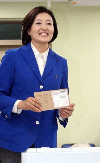 파란 옷 입고 투표 인증하는 박영선