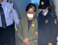 손 모으고 눈은 아래로