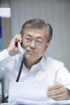 문재인 취임 첫날 한·미 정상 30여분간 전화통화… 트럼프 “북핵 문제 어렵지만 충분히 해결 가능”