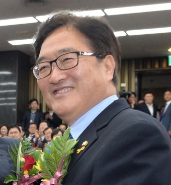 민주당 새 원내대표에 3선 우원식 의원… 7표 차이 승리