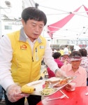  ‘사랑의 밥차’ 배식하는 정찬민 시장 “소외계층 돕는 사업 더 많아지도록 민관 협력”